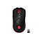 Schwarze kabellose Gaming-Maus mit rot leuchtendem Logo und Mausrad, daneben ein USB-Empfänger.