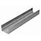 Chemin de câbles métallique gris avec une section transversale rectangulaire. Des évidements rectangulaires sont sur les côtés. Alignement : en diagonale d'en haut.