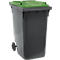 Graue Mülltonne mit grünem Deckel. Ein Rad ist an der Seite zu sehen.