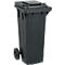 Poubelle noire avec couvercle et roues, sur fond blanc.