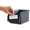 Graue Kunststoffbox, in die eine Hand ein weißes Etikett einlegt. Auf der Box steht "SCHÄFER" und "LF 221 ZV".