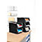 Schwarze Stapelboxen mit Inhalten wie Kleidung und Kartons. Auf einem Holztisch platziert, weitere Boxen im Hintergrund.