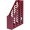 Bordeauxrode tijdschriftenhouder met diagonale sleuven, vrijstaand.