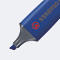 Blauer Textmarker von Stabilo. Graue Spitze und blaue Spitze, die auf weißem Grund sichtbar ist.