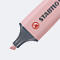Hellrosa Textmarker der Marke Stabilo, schwarze Spitze, Logo mit Schwan. Textmarker zeigt zur Kamera.