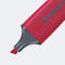 Nahaufnahme eines roten Textmarkers. Auf dem Marker steht "STABILO". Die Spitze ist zum Schreiben bereit.