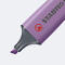 Ein lila Textmarker mit abgeschrägter Spitze. Auf dem Stift steht "STABILO".
