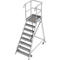 Grijze mobiele platformladder met gaas stappen, reling en wielen.