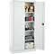 Open metalen kast met gereedschap en accessoires. Binnenin zijn planken met dozen, rollen, gereedschapskoffers en gereedschap.