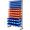 Vrijstaande stellingkast met blauwe en oranje opbergbakken in verschillende formaten.