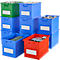 Blauwe, groene en rode plastic dozen met verschillende inhoud, zoals metalen onderdelen. Elke doos heeft een wit etiket.