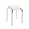 Hocker mit cremefarbenem Sitz und verchromtem Metallgestell.