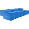 Reihe blauer Container mit Griffen und Schriftzug.