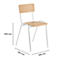 Een schoolstoel met lichte houten rug en zitting, wit frame. Met afmetingen in mm.