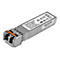 Ein silbernes SFP-Modul, beschriftet mit Produktinformationen von StarTech.com und einem Barcode. Der Stecker hat eine orangefarbene Lasche.