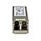 Ein silberner Netzwerktransceiver mit schwarzen Anschlüssen und weißen Produktetiketten. Der Transceiver trägt Logos und Text.