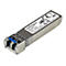 Ein silberner StarTech.com SFP-Transceiver. Aufschrift mit technischen Daten und Logos, blaue Lasche am Stecker.