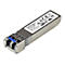 Ein silberner SFP Transceiver von StarTech.com. Er hat einen blauen Bügel, und weiße Beschriftungen.