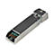 Metallfarbener SFP-Transceiver. Oben ein Stecker, ein grüner Chip mit Schriftzügen an der Seite.