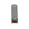 Ein silberfarbener SFP-Transceiver vor weißem Hintergrund. Auf einer kleinen grünen Platine sind Zahlen und Buchstaben zu sehen.