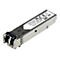 Ein silberner SFP-Transceiver mit weißem Etikett, das Produktinformationen und Logo zeigt.