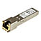 Metallfarbener SFP-Transceiver mit Goldkontakten, Beschriftung mit technischen Daten. Kennzeichnungen: CE, RoHS, US-Zertifizierung.