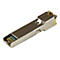 Ein silberner SFP-Transceiver auf weißem Hintergrund, mit goldfarbenen Details und einem kleinen grünen Chip.