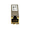 Ein SFP-Transceiver, ein kleines Netzwerkgerät, das an ein Netzwerk-Switch angeschlossen ist. Er ist silberfarben mit goldenen Kontakten und Etiketten mit Schriftzügen.