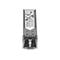 Ein silbernes SFP-Modul, beschriftet mit Produktinformationen und Logos.