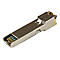 Ein silberner SFP-Transceiver, einsteckbar mit kleiner Platine. Goldfarbene und metallfarbene Details.