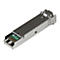 Ein silberner SFP-Transceiver, einsteckbar mit grünem Chip, Detailschriftzug.