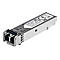Ein silbernes SFP-Transceiver-Modul mit Aufdrucken. Es liegt diagonal auf weißem Hintergrund.