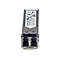 Ein silberner SFP-Transceiver, ein elektronisches Gerät, mit Etikett mit Text. Auf weissem Hintergrund.