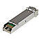 Metallfarbener SFP-Transceiver auf weißem Hintergrund. Stecker mit Leiterplatte und goldfarbenen Kontakten.