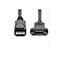 DisplayPort-Stecker und DisplayPort-Einbaubuchse mit Schraubbefestigung an schwarzen Kabeln vor weißem Hintergrund.