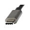 Nahaufnahme eines grauen USB-C-Steckers mit sichtbaren Kontakten; Kabel im Hintergrund.