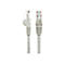 Zwei graue CAT-6-Ethernet-Kabel, die nebeneinander auf weißem Hintergrund liegen. Der rechte Stecker trägt die Aufschrift CAT-6.