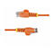 Zwei orangefarbene RJ45-Stecker, die an einem weißen Hintergrund liegen. Die Stecker sind mit gelben Manschetten und orangefarbenen Kabeln verbunden.