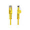 Zwei gelbe Netzwerkkabel-Stecker im Detail. Die Stecker sind aus Kunststoff und haben eine transparente Schutzkappe. Im Bild ist das Logo StarTech.com zu sehen.