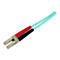 Deux câbles à fibre optique avec connecteurs gris, extrémités de connecteur rouges et noires et câbles bleu clair sur fond blanc.