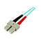 Deux câbles à fibre optique avec un connecteur gris et des câbles colorés. Un câble est rouge, l'autre est noir.