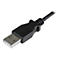 Gros plan d'un câble USB noir posé sur un fond blanc. La prise est montrée en détail.