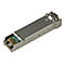 Ein silberner SFP-Transceiver. Vorne ist eine Platine mit Aufdruck zu sehen.