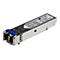 Ein silberner SFP-Transceiver, Details der blauen Verriegelung und des Produktlabels, StarTech.com.