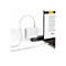 Un chargeur d'ordinateur portable blanc connecté à un ordinateur portable via un câble. Un site Web sur les stations d'accueil pour ordinateurs portables est affiché sur l'écran de l'ordinateur portable.