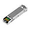Module SFP argent, partiellement ouvert. Du texte et des contacts dorés sont visibles sur la carte.