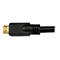 Nahaufnahme eines schwarzen HDMI-Kabels. Der Stecker ist rechteckig und goldfarben, das Kabel ist dick.