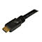 Nahaufnahme eines schwarzen HDMI-Kabels. Der Stecker ist goldfarben. Auf dem Kabel steht 'RoHS COMPLIANT'.