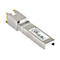 Metallfarbener SFP-Transceiver, Blick von oben. Goldfarbene Elemente und Aufkleber mit technischen Daten. Text: Startech.com, Made in China.