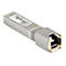 Ein metallischer SFP-Transceiver mit goldfarbenem Anschluss. Beschriftung StarTech.com, CE, UK.